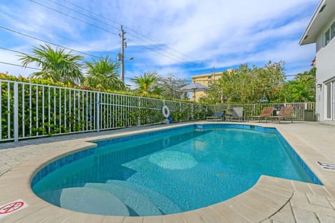 Expansive wiith pool access, 10 mins from Pompano Beach Apartment in Pompano Beach