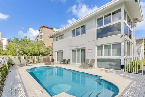 Bright Pompano Beach with pool access Apartment in Pompano Beach