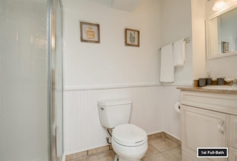 Spacious 3-story Townhome 40 Minutes from DC Pet-Friendly, Fast WiFi, Perfect House in Dranesville