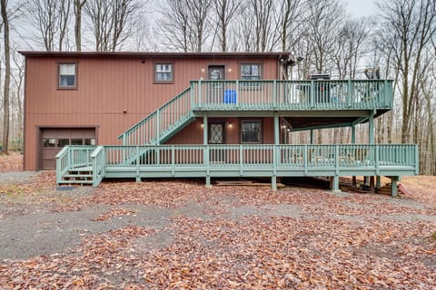 Family Home in Blakeslee with Deck - 6 Mi to Ski! House in Kidder Township