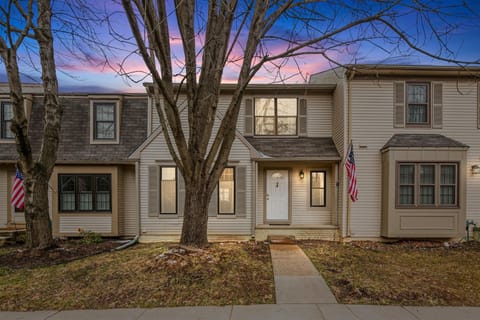 Super-Stylish 4br Townhome in No Va Fast WiFi, Roku TV, Fenced Backyard, 24 Hour Premier Support House in Dranesville