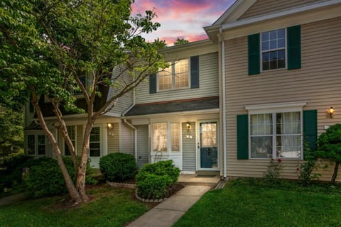 Townhome in No VA, 40 Mins to DC, Pets OK, Fast WiFi House in Dranesville