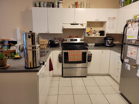 Coffee/tea facilities, Kitchen or kitchenette, dishwasher, oven, stove, toaster