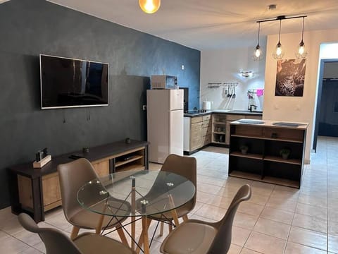 Communal lounge/ TV room, Kitchen or kitchenette, Seating area, Dining area, oven