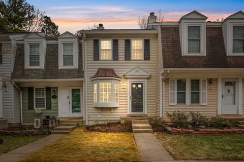 Townhome - Near DC, Family-Friendly, Superhost Support Haus in Dranesville