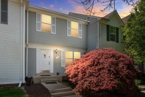 Cozy 4BR Townhome, Family Community, 40 Mins to DC House in Dranesville