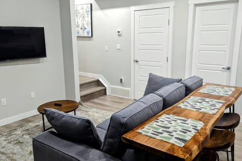 Cozy basement for a lovely stay & perfect for WFH House in Edmonton