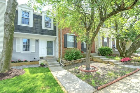 NEW! 3-story Townhome - Private, Self checkin, Quiet. Maison in Dranesville