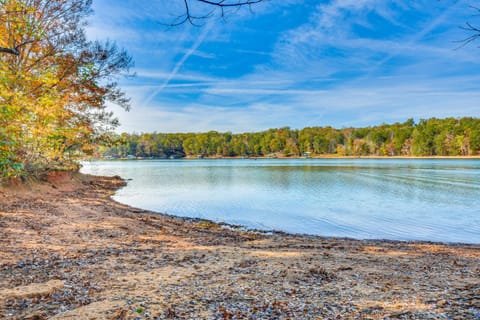 Lakefront Hartwell Retreat with Gas Grill and Deck! House in Reed Creek