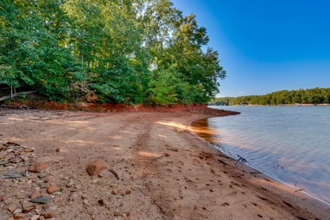 Lakefront Hartwell Retreat with Gas Grill and Deck! House in Reed Creek