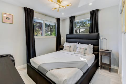 Renovated professional design, grill lake view! Maison in Hallandale Beach