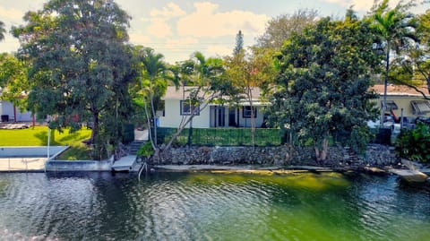 Renovated professional design, grill lake view! 1 House in Hallandale Beach
