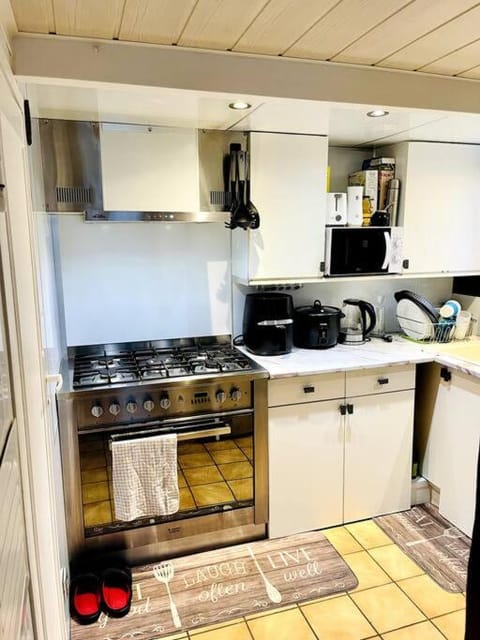 Kitchen or kitchenette, minibar, pet friendly, stove, toaster