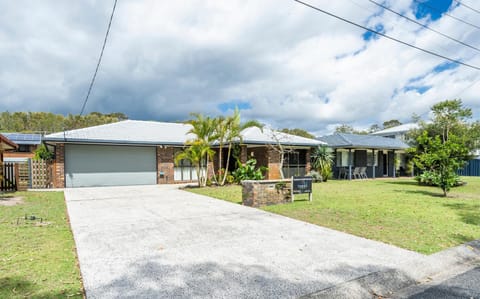 Property building, Day, Garden, Garden view