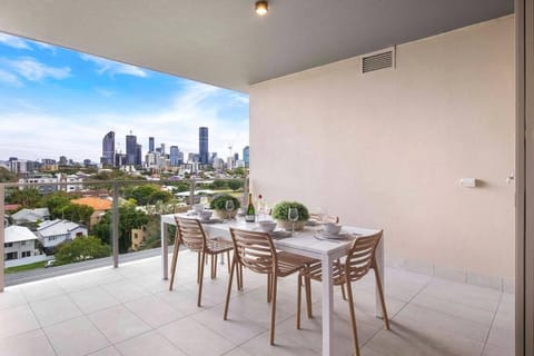 View (from property/room), Balcony/Terrace, Dining area, City view