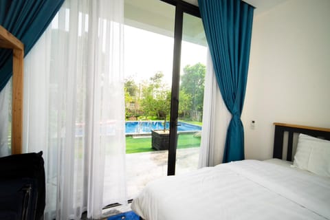 Bed, Pool view