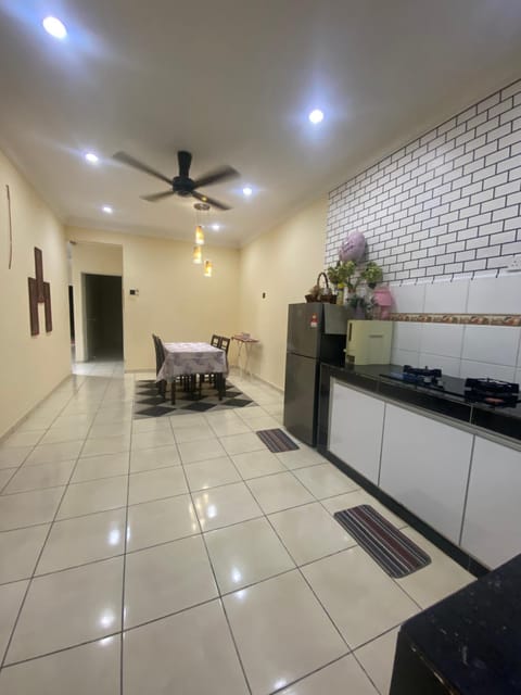 Kitchen or kitchenette, Dining area, minibar