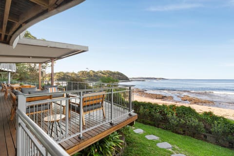 'Nirvana' - Beachfront Luxury Family Home Mollymook Casa in Mollymook