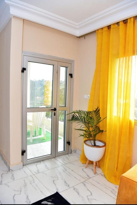 Appartement meublé, 2 douches, 2 chambres Condo in Yaoundé