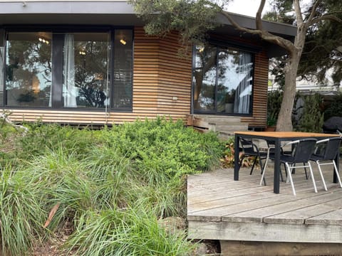 Tranquil Garden Studio with Stunning Lake Views Villa in Ocean Grove