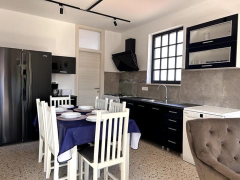Kitchen or kitchenette, Dining area, oven, pet friendly, stove