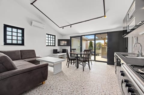 Kitchen or kitchenette, Seating area, Dining area, dishwasher, stove