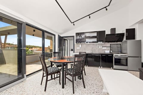 Balcony/Terrace, Kitchen or kitchenette, Seating area, Dining area, oven, stove