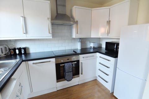 Luxury 2 BR Fully Furnished Flat in Crawley - 2 FREE Parking Spaces Condo in Crawley