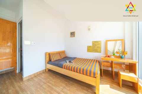 Property building, Bed, Off site, TV and multimedia, Photo of the whole room, Bedroom