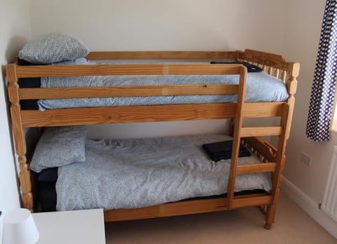 Bedroom, bunk bed, towels