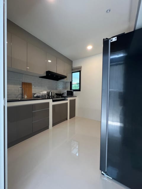 Cheri’s homestay现代两层独栋别墅，4卧4卫，3日送接机1周接送机,近Mega邦纳 Villa in Bangkok