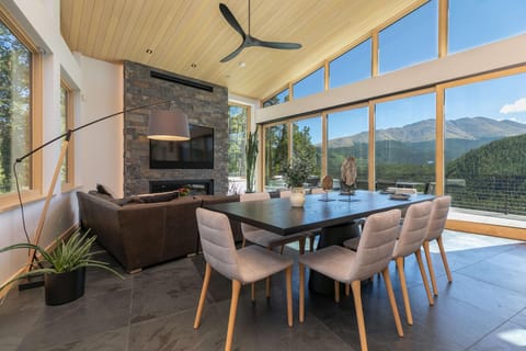 Two Dancing Trees: Modern Luxury w/ Mountain Views Haus in Blue River
