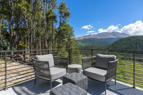 Two Dancing Trees: Modern Luxury w/ Mountain Views House in Blue River