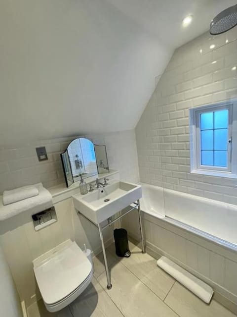 Northbrook Cottage, Farnham, up to 8 adults House in Borough of Waverley