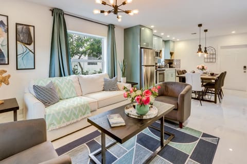 Condor- renovated and staged near beach House in Hollywood