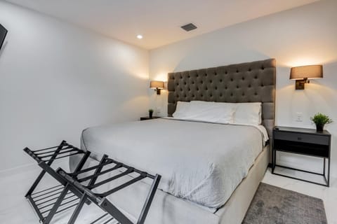 Condor- renovated and staged near beach House in Hollywood