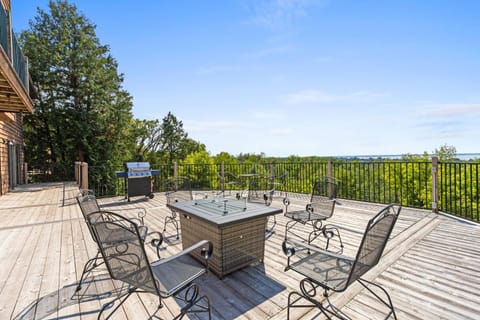 Panoramic Bay Views Spacious with Expansive Deck House in Green Bay