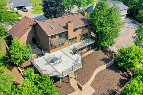 Panoramic Bay Views Spacious with Expansive Deck House in Green Bay