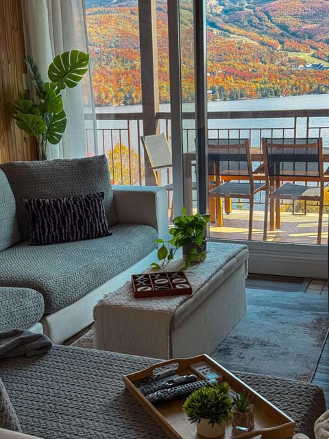 Magnifique VUE LAC et SKI Apartment in Mont-Tremblant