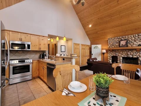 Kitchen or kitchenette, Dining area