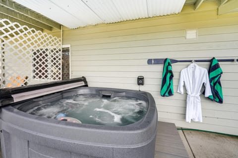 Coastal Haven with Hot Tub and San Juan Island Views House in Anacortes