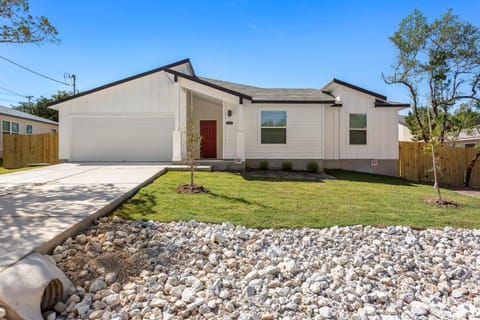 Brand New Lake Travis by Barcle Casa in Lago Vista