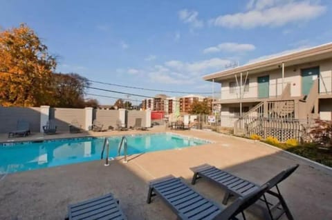 Cozy Bohemian Condo with Pool Mins to Downtown Casa in Berry Hill