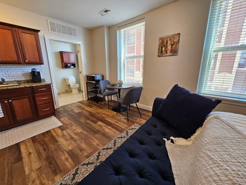 Cozy Stay at the Inman - 214 Condo in Champaign