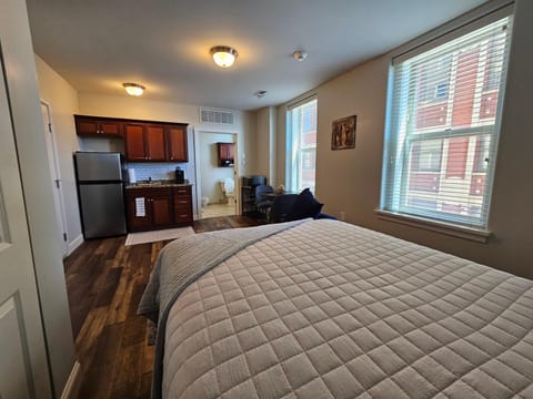 Cozy Stay at the Inman - 214 Condo in Champaign