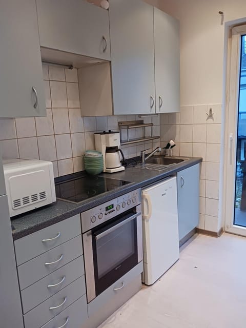 Kitchen or kitchenette, minibar, stove