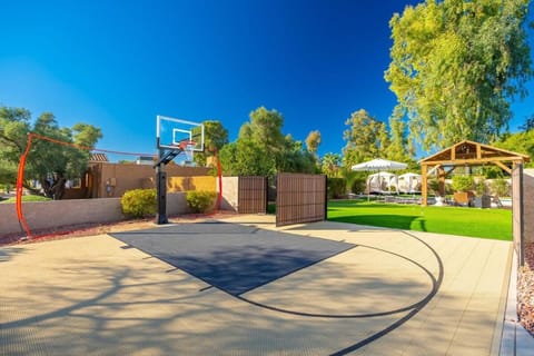 Desert Oasis Resort Style Backyard Sleeps 18 Games House in Scottsdale