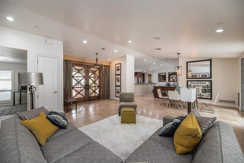 Private Executive Home, Pet Friendly, Walkable Haus in McCormick Ranch