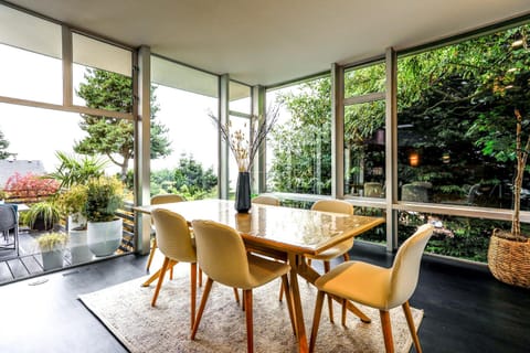 Stylish Seattle Vacation Rental with Water View Maison in Queen Anne