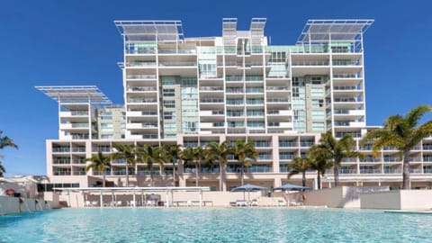 Spa Apartment - Beautiful Views Of Golf Course! Maison in Pelican Waters